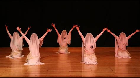  El Canto de los Espíritus Silvestres Una Danza Surrealista entre lo Humano y lo Natural