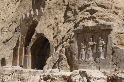  El relieve de Taq-e Bostan: Una danza celestial entre la roca y el polvo del tiempo