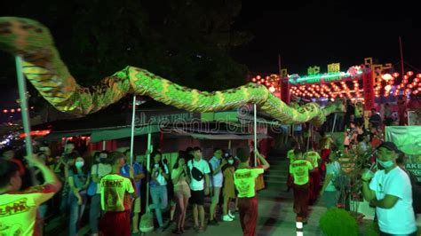  La Danza de la Serpiente : Una Visión Onírica del Cosmos en Tela de Oro