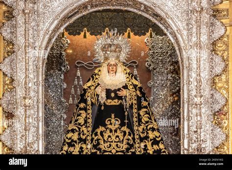  La Virgen de la Esperanza: Una Visión Eterna de Esperanza y Devoción Insondable